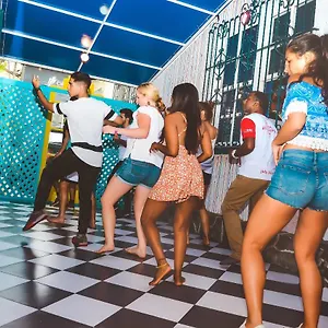 https://the-pelican-larry-hostel.cali-hotels.com